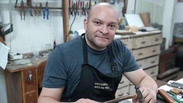 Al joyero de la Virgen de los Ángeles se le salen las lágrimas cuando tiene las joyas en su casa