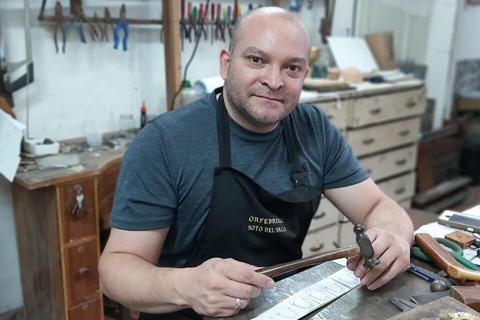 Fernando Soto Coto es el único Joyero de la Virgen de la familia Del Valle que queda con vida y la crisis por la pandemia lo golpeó duro hasta que se puso a hacer virgencitas
