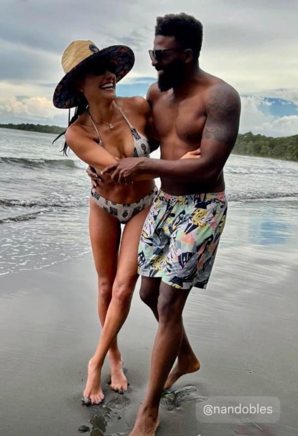 Nancy Dobles y el doctor Adjas Roper Davis, hermano del exfutbolista Atim Roper de Vis10n.