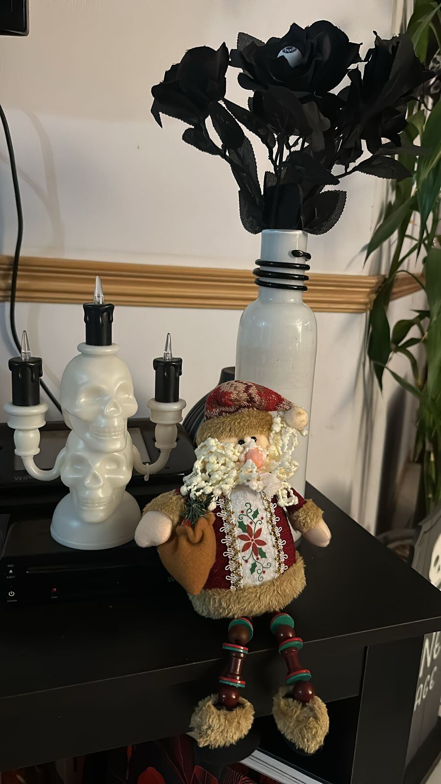 Andrea Arias le dio un toque diferente a su casa y cambió los colores tradicionales de la Navidad, para darle un toque oscuro.