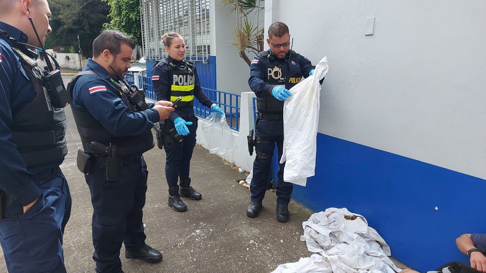 El indigente dijo que encontró las camisas tiradas en un basurero. Foto cortesía.