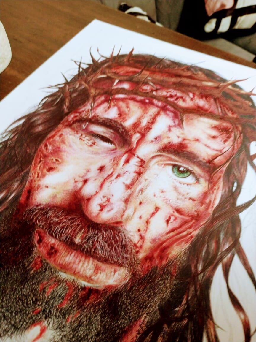 Hellen Guillén Solano es vecina de Heredia, tiene 3 hijos, estudió Diseño Gráfico y hace pinturas preciosas con los lapiceros que venden en menos de 200 colones en cualquier pulpería