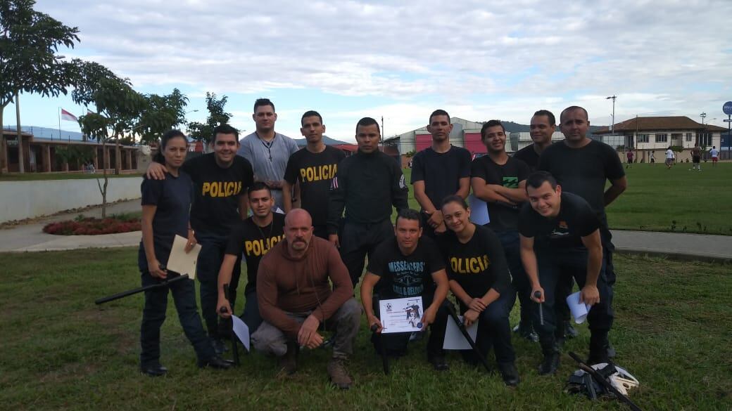 Don Mario ha capacitado a miembros de la policía y a quienes desean ser policías.