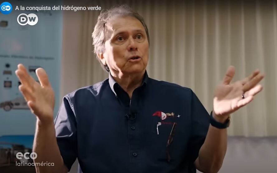 Exastronauta de la NASA, Franklin Chang, se toma un vaso de agua salido de un carro que recién venía usando