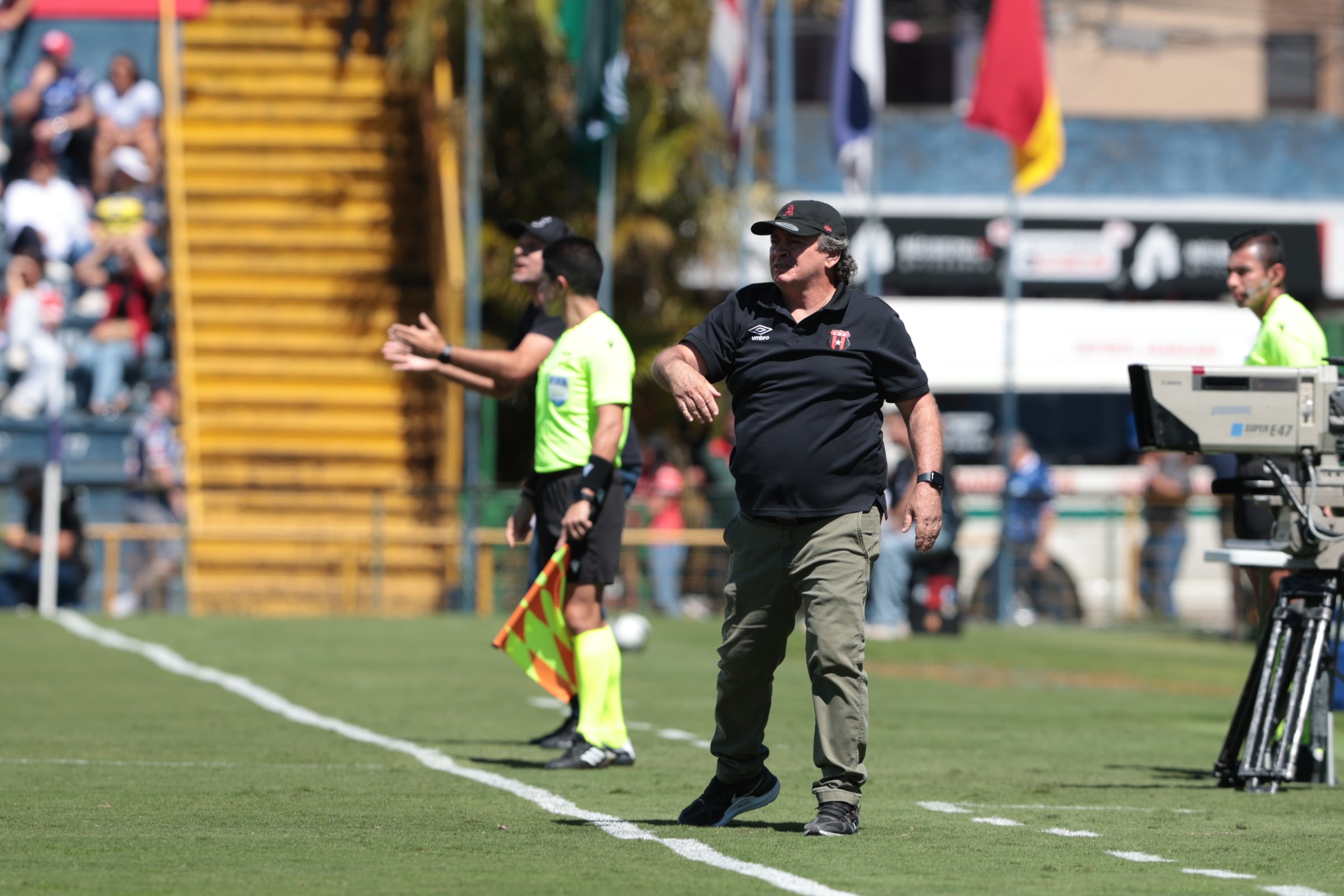 30/11/2025/ Juego entre Club Sport Cartagines vs Liga Deportiva Alajuelense por la fecha 17 del torneo apertura de l Liga Promerica en el estadio Fello Meza / foto John Durán