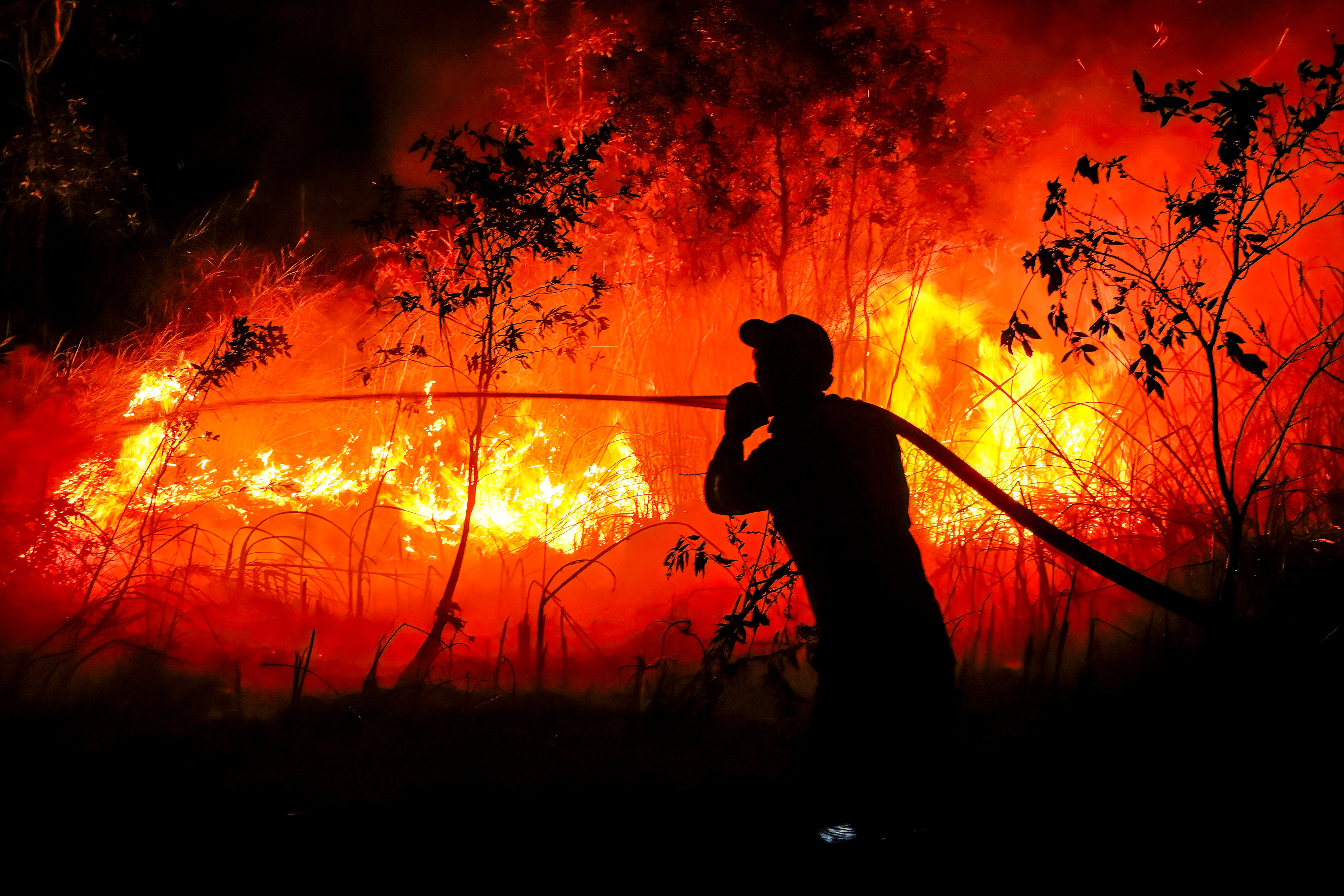 Un bombero de la Agencia Regional de Gestión de Desastres combate un incendio forestal en la aldea de Sungai Rambutan, en Ogan Ilir, provincia de Sumatra Meridional, Indonesia