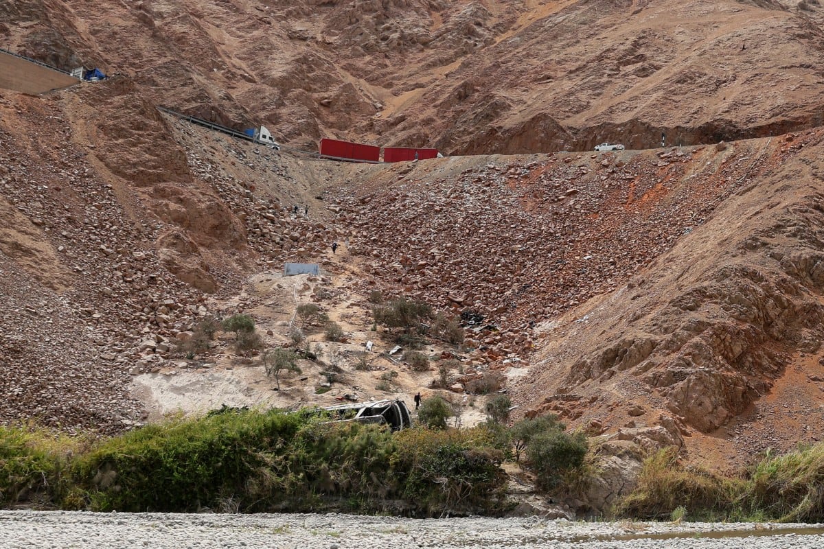 Un autobús cayó a un abismo en Arequipa dejando 37 muertos y 24 heridos; el conductor de la camioneta dio positivo en alcohol.