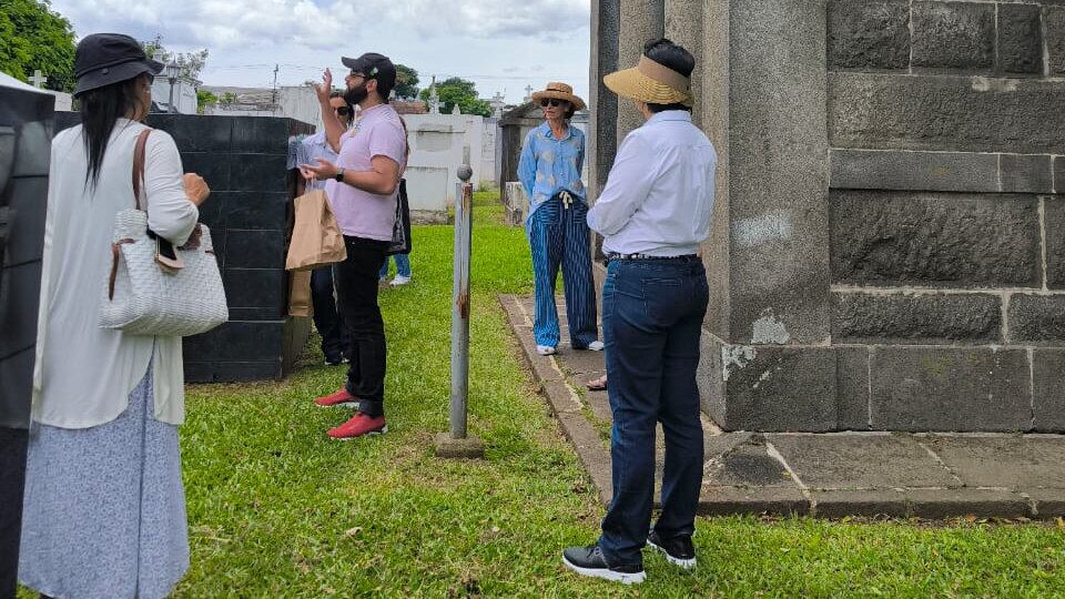 Caminata por San José lo lleva a conocer los secretos del Cementerio General.