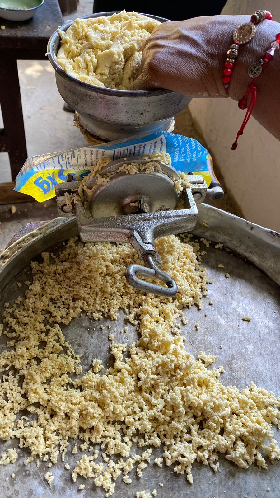 Para Semana Santa, nunca faltan dos cosas en la mesa de doña Lidiette Vásquez Contreras: el rosario y las rosquillas que le recuerdan sus tiempos de güila cuando su madre, doña Eva Contreras, mandaba a pelar las mazorcas de maíz, en playa Potrero de Santa Cruz de Guanacaste