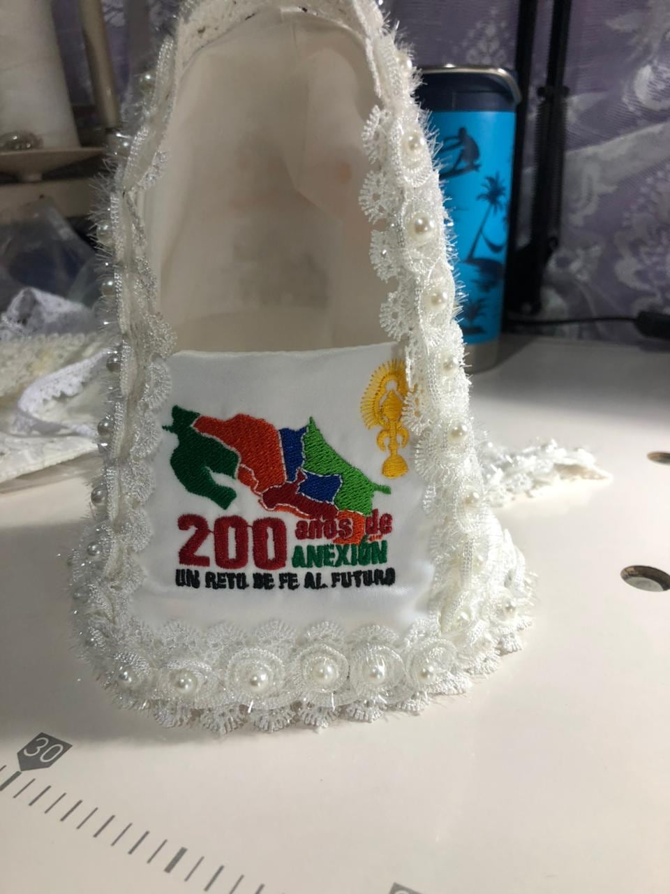 Ingrid Cortés Gutiérrez, vecina de Cartagena de Santa Cruz, Guanacaste, tiene una fe que le cabe en el corazón y en las puntadas. En el 2024 participó para vestir a la Negrita, no ganó, pero recibió bendición