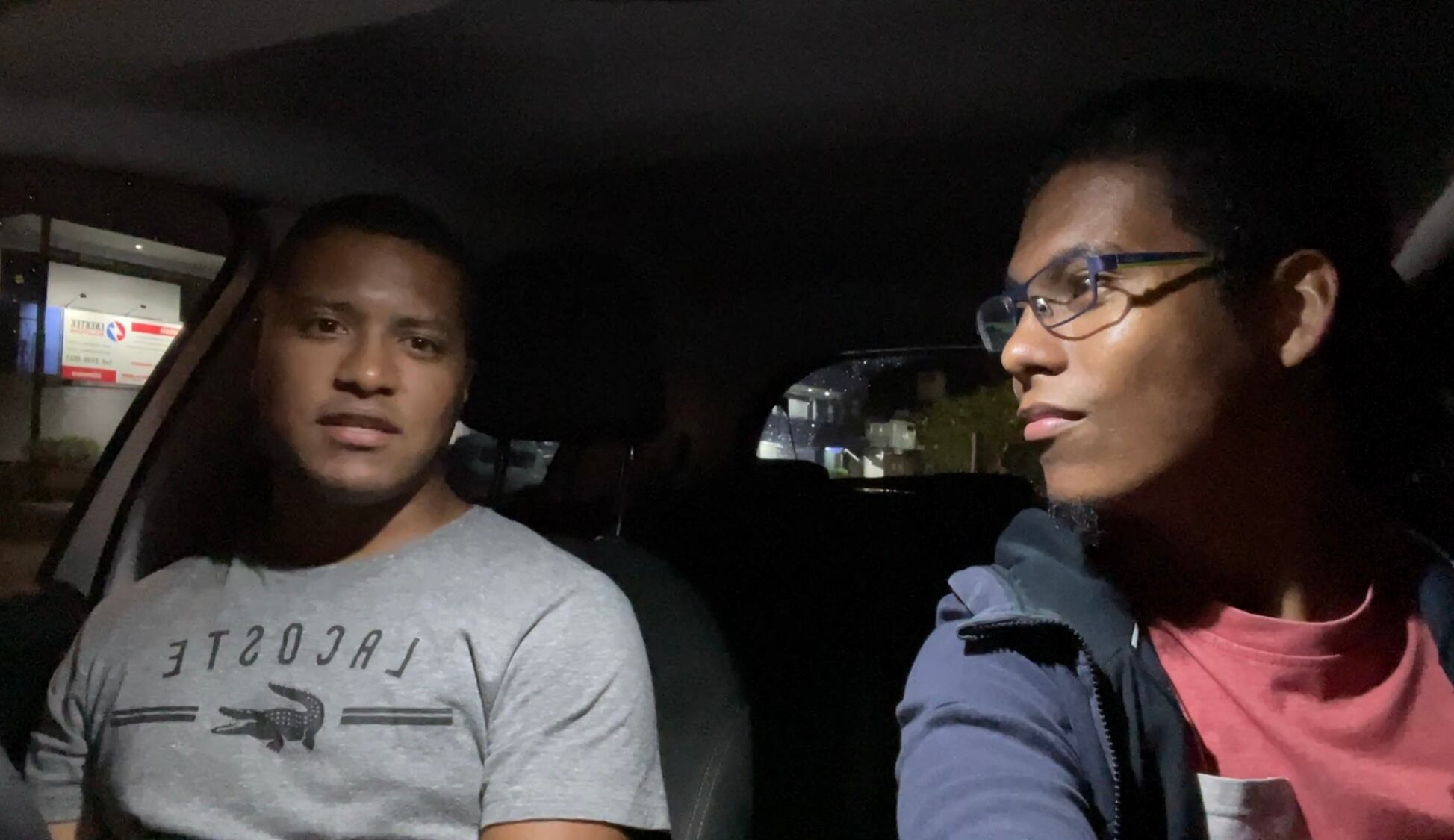 Fabián Rojas (izq), nos ayudó haciendo el experimento en carro.