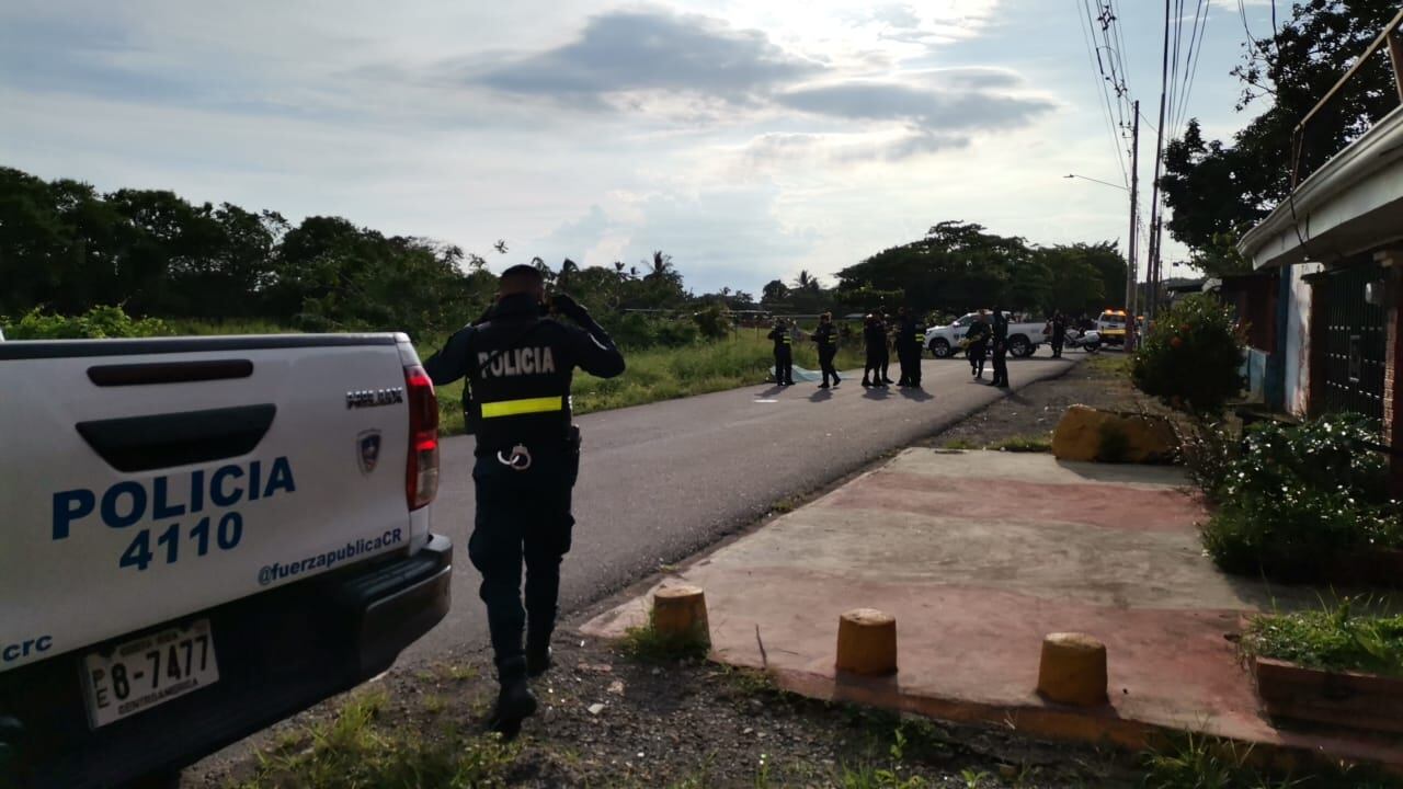 Asesinan en Chacarita de Puntarenas a hombre que regresaba a su casa luego de jugar partido de fútbol. Foto Andrés Garita.