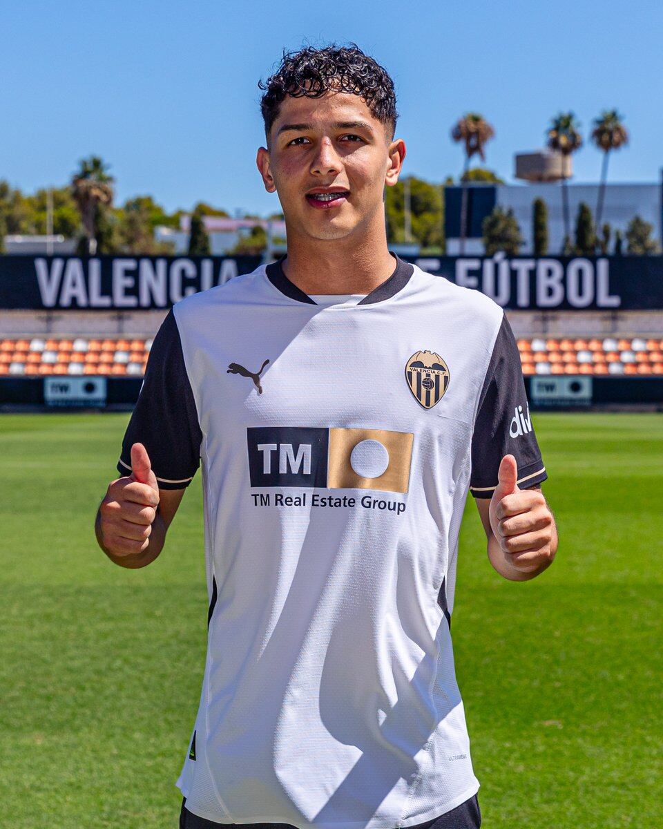 Warren Madrigal ya luce la camiseta del VCF Mestalla. Foto: X @Academia_VCF.