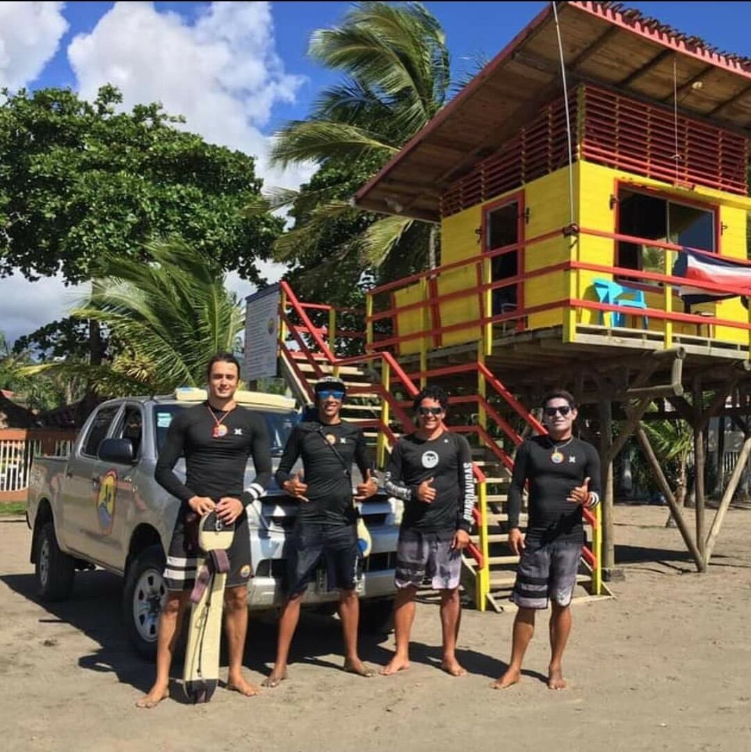Marvin Chen Pérez, guardavidas en Jacó, sabe que trabajará las 24 horas de todos los días Santos y entiende que le tocará agarrase a golpes con la muerte para robarle personas que se están ahogando.