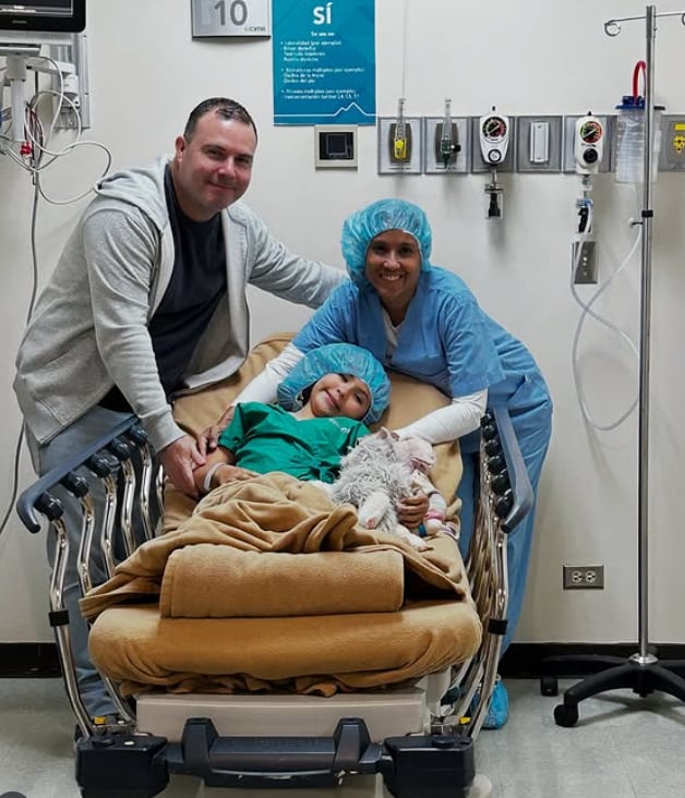 Diego Brenes, experiodista de Teletica Deportes, y su esposa Sandra Solórzano y su hija Camila en el hospital de Barcelona, España.