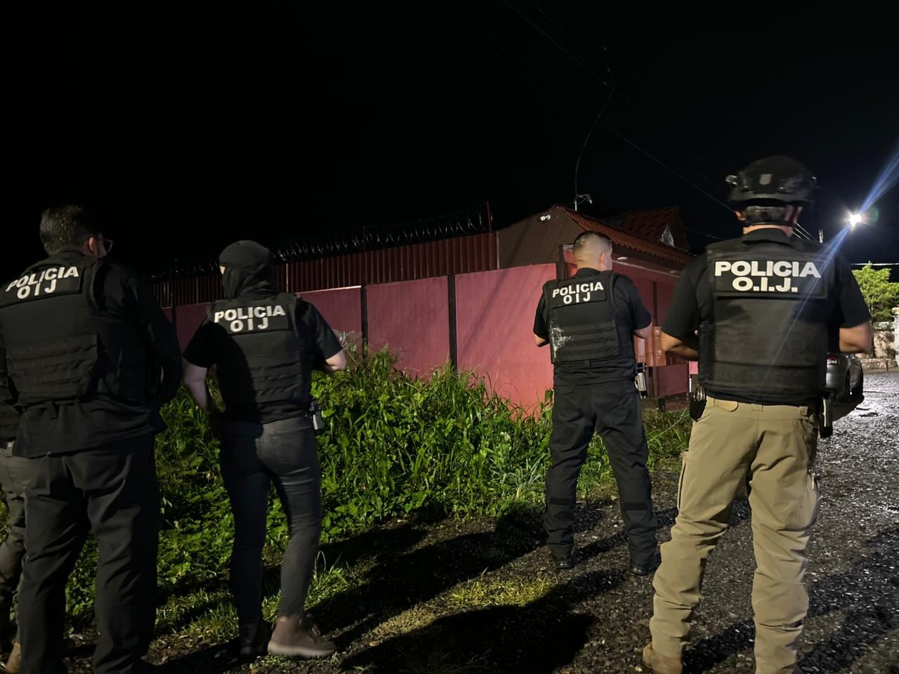 Al ser las 4 de este jueves, los agentes de la Delegación Regional del OIJ de Limón ejecutaron los 12 allanamientos en los sectores de Atlántida, Limoncito, Los Lirios y Los Cocos en Limón. Fotografía: