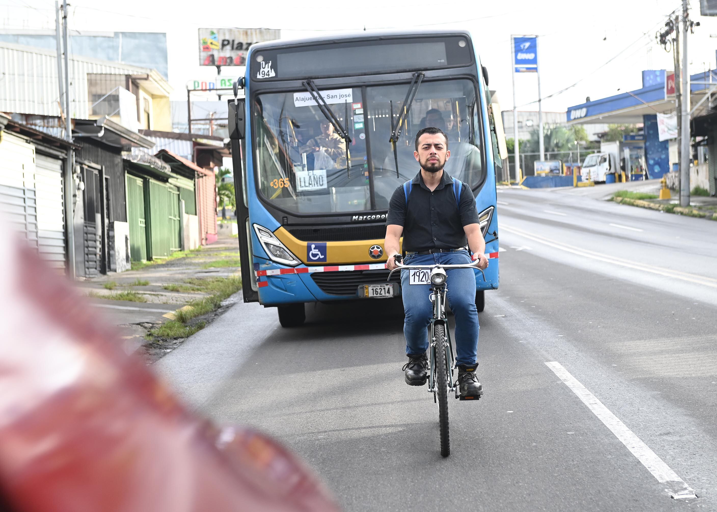 Ángel Mauricio Núñez Montenegro, coleccionista de bicicletas antiguas.