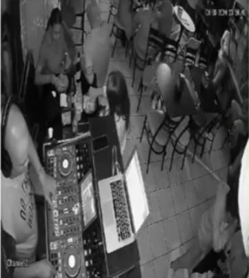Lo último que habría visto el DJ Brown del bar Cahuita Town habría sido la imagen de los tres pistoleros que lo mataron mientras él estaba trabajando. Foto: Captura de video