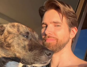 El influencer es amante de los animales.