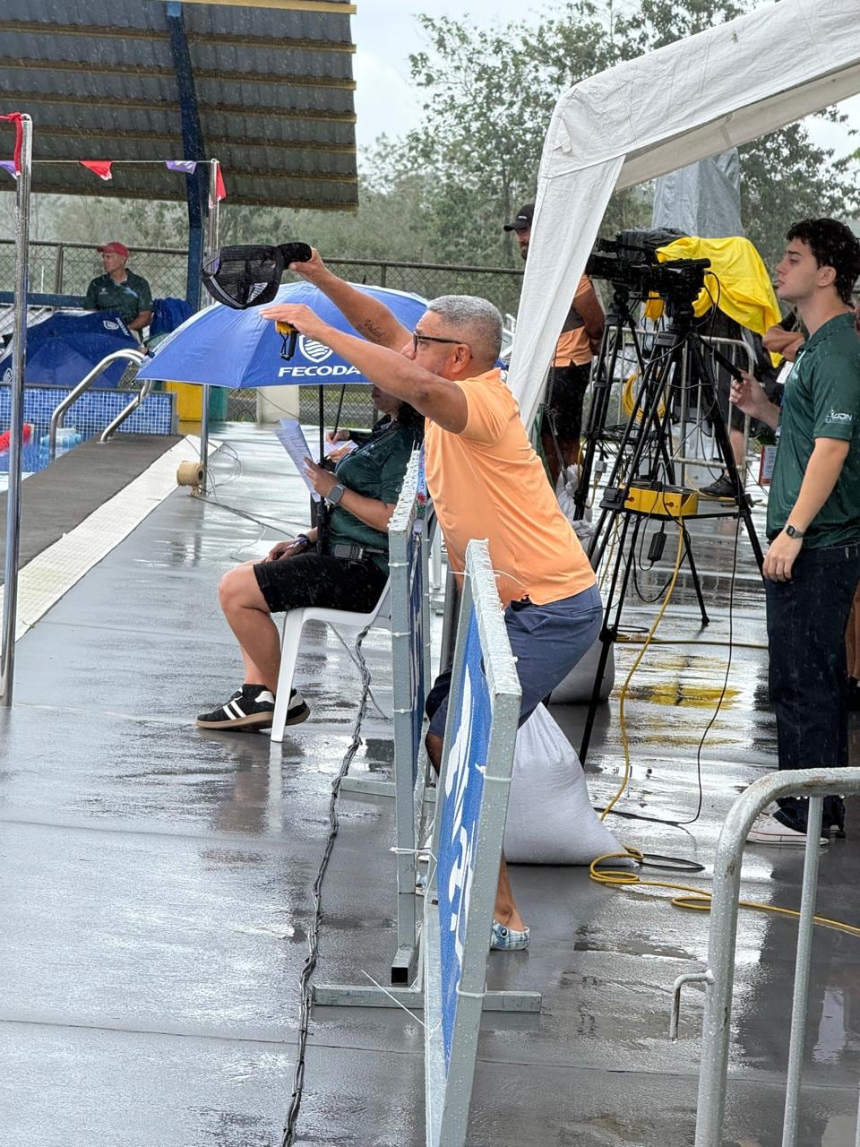 Olman Miguel Correa Ortiz es el técnico de natación del cantón de Santa Ana y se diferencia de sus colegas porque mientras sus atletas nadan él también “nada”, pero fuera de la piscina, de un lado para otro, gritándoles que “aprieten”