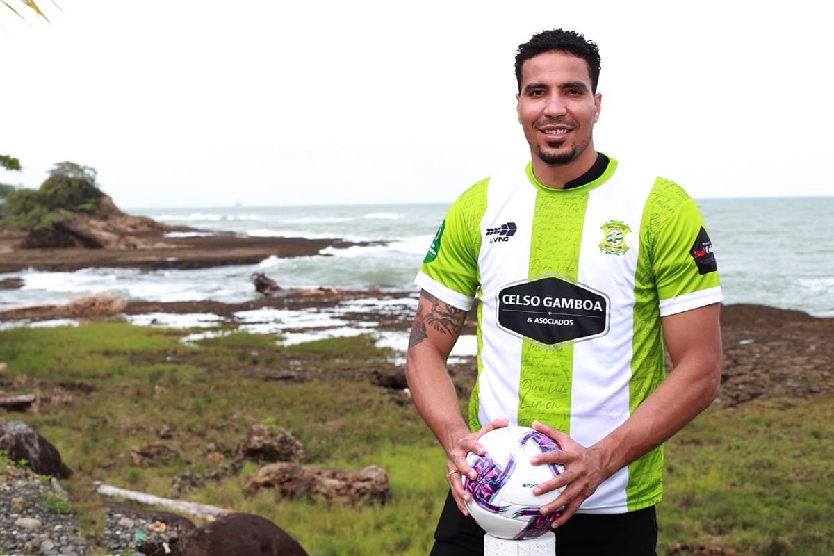 Esteban Alvarado firma con Limón FC