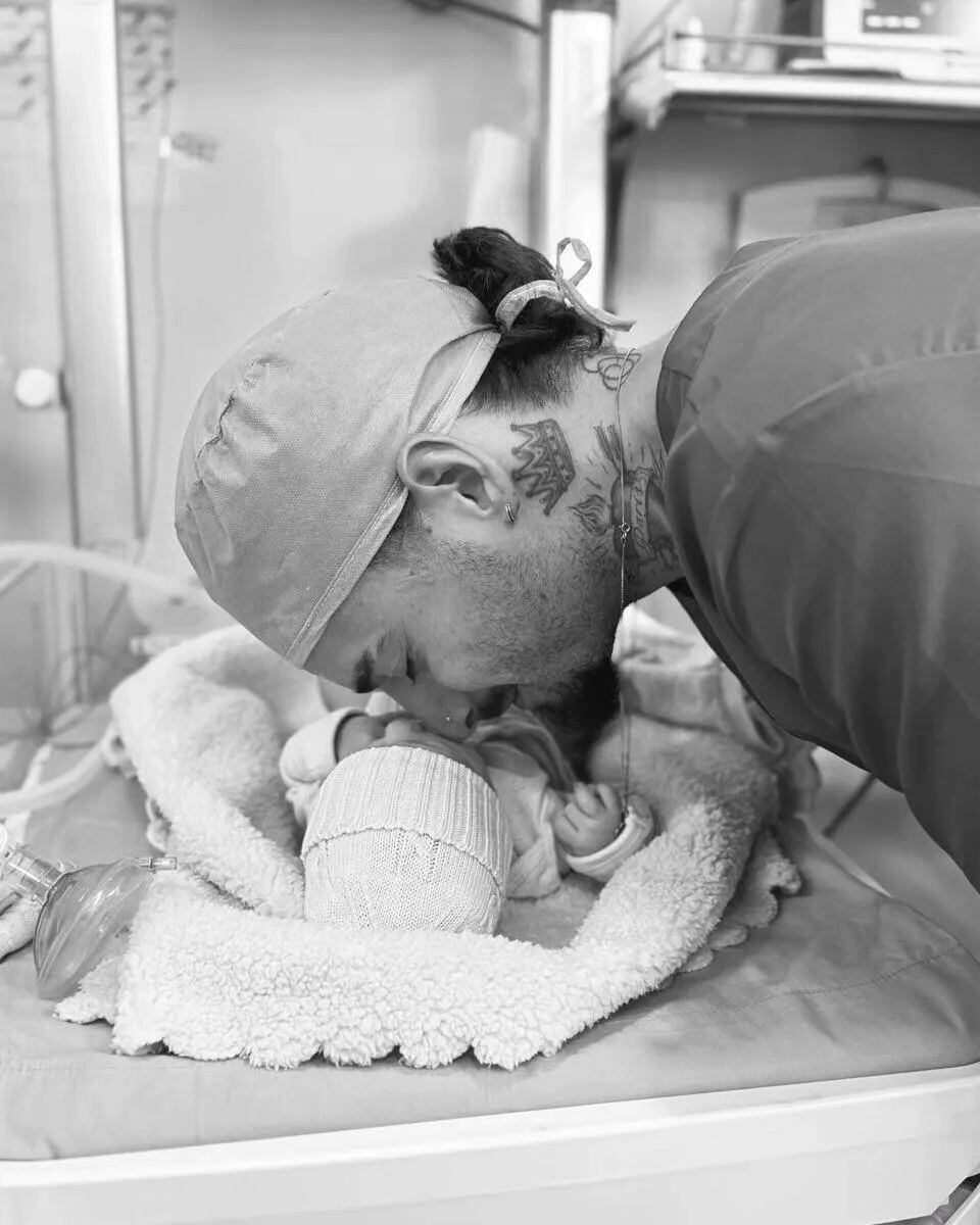 París, la hija de Maluma nació este sábado 9 de marzo.