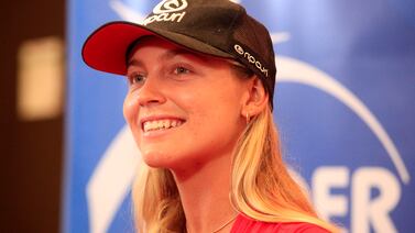 Surfista nacional roba miradas y pone en duda una curiosa tradición navideña