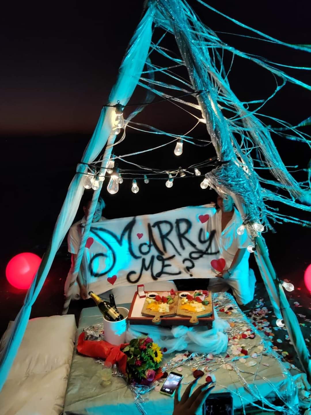 Cantante Juanjo Sánchez y su ahora prometido Leonel Chaves.