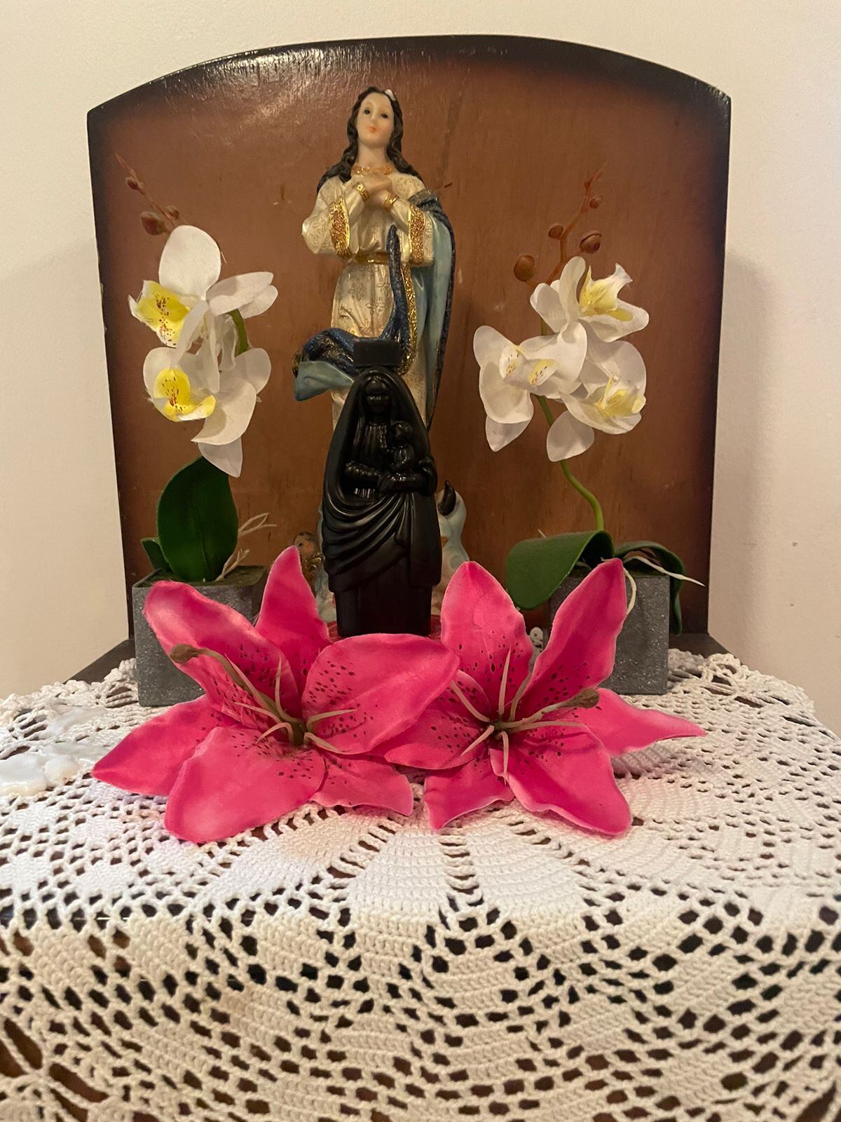 El periodista nicaragüense, Héctor Rosales, el 1 de agosto del 2023 hizo la romería desde el parque Central de San José hasta la basílica de la virgen de los Ángeles en Cartago. Pidió por la libertad de monseñor Rolando Álvarez, el obispo de la diócesis de Matagalpa que está preso en Nicaragua por el régimen de Daniel Ortega. En la foto, el pequeño altar que Héctor tiene en su casa con la imagen de la Inmaculada Concepción de María y la Negrita.