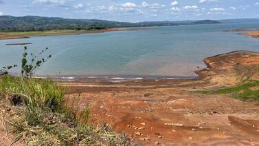 Influencer obligó a una mujer sin hogar a lanzarse a un lago por dinero y el resultado la arruinó