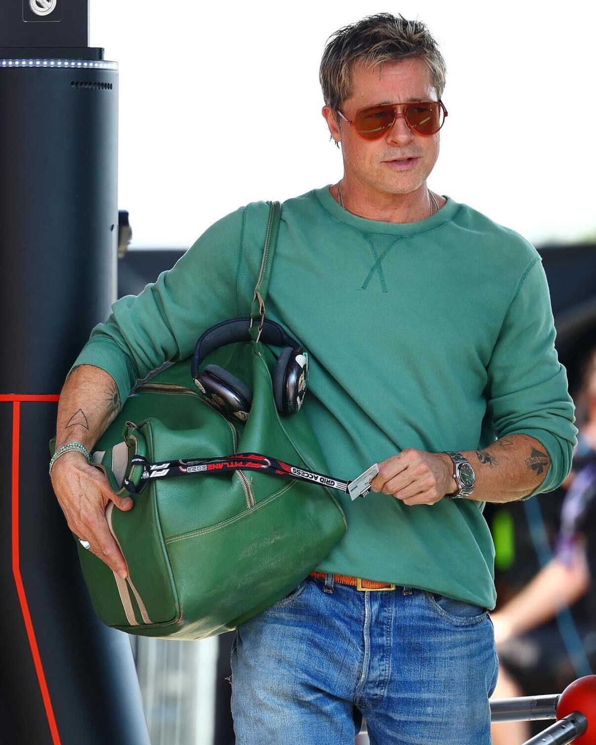 Miguel Cruz Salazar jamás se imaginó que un bolso hecho con sus propias manos, en su taller de San Mateo de Alajuela, iba a terminar en el hombro del actor Brad Pitt… ¡y en el cine mundial!