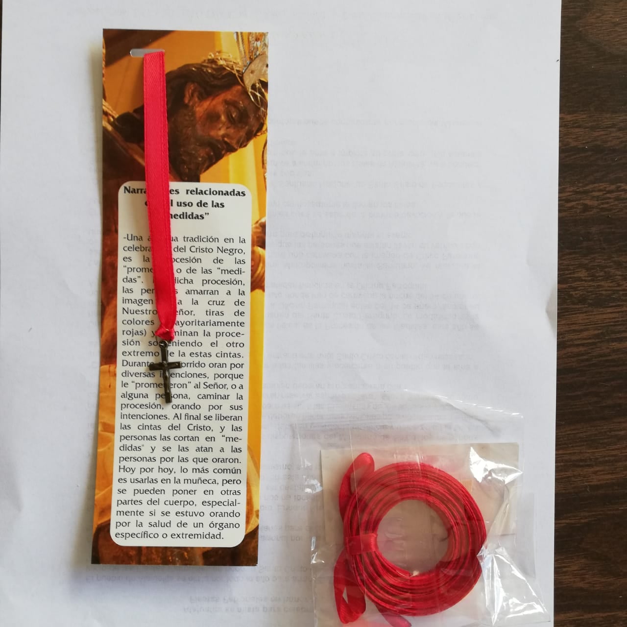 La abuelita, doña Flory Chavarría (quien tiene 72 años), el matrimonio de doña Yorleny Barrios y don Mynor Rueda, así como las hijas ambos, Lucía y Daniela, tienen más de cinco años de usar los 365 días del año esa roja protección.