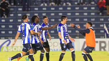 Jugador del Cartaginés se pone una flor en el ojal con un noble gesto