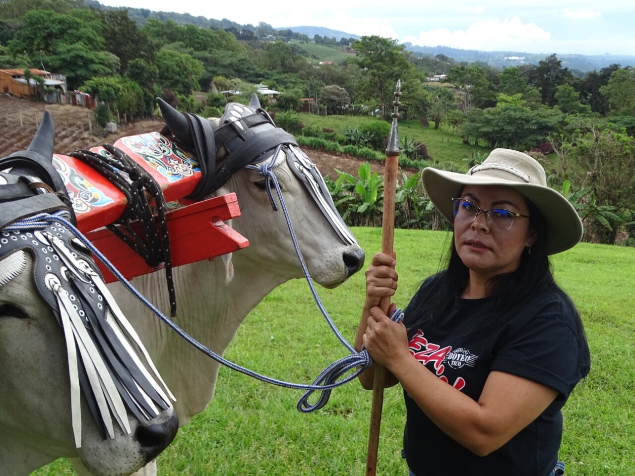 Magaly Molina Vega vive en Birrisito de Paraíso de Cartago y nos confirma que toda la vida ha sido boyera, que prácticamente nació dentro de una carreta y que mientras
