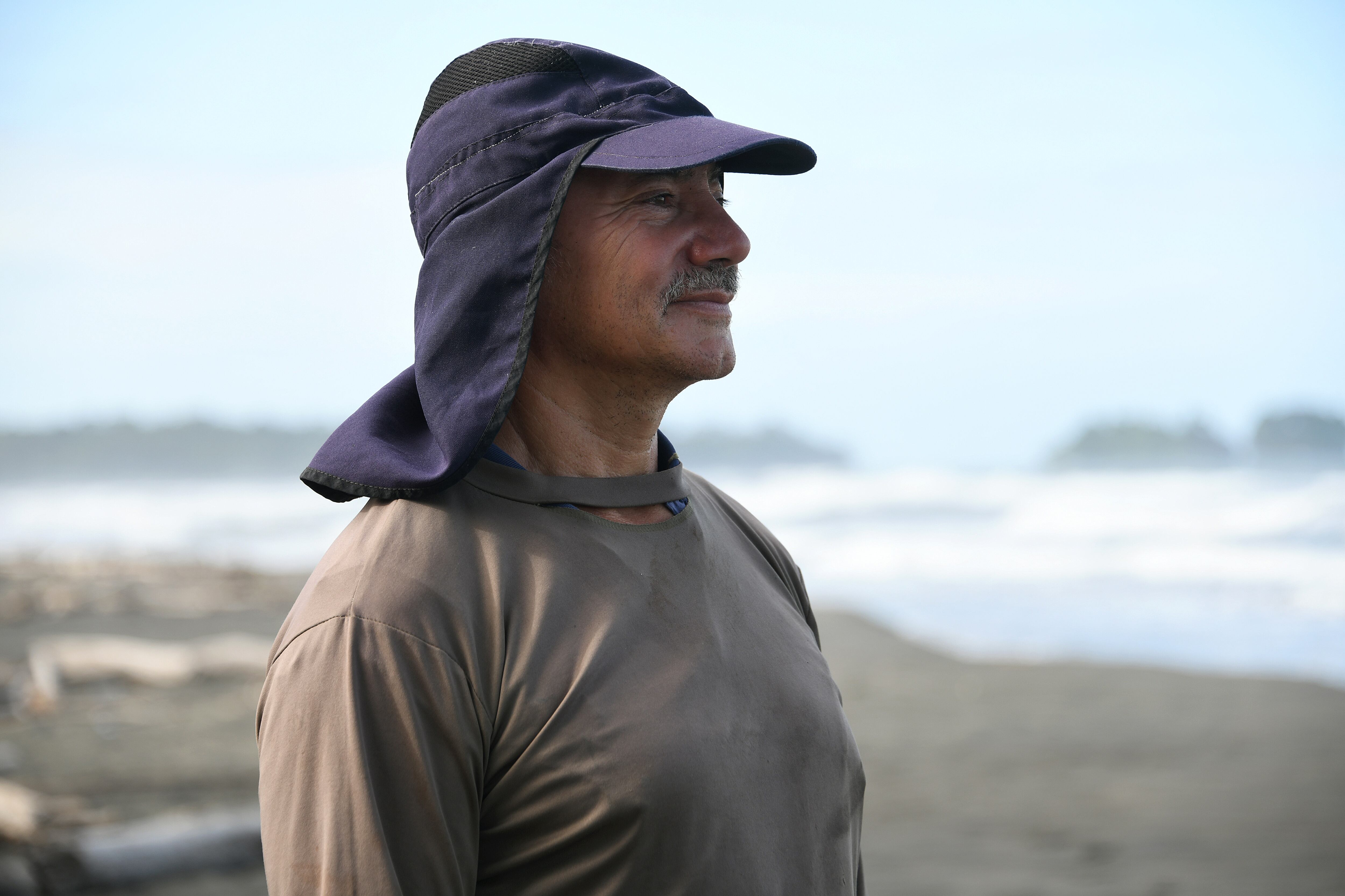 Las costas del Pacífico y del Caribe costarricense presentan serios problemas de erosión. Se proyecta que este fenómeno se agravará en las próximas décadas. Roberto Serrano, emprendedor turístico de Gandoca, afirma que la erosión costera ha tenido un impacto en la economía de los habitantes locales.