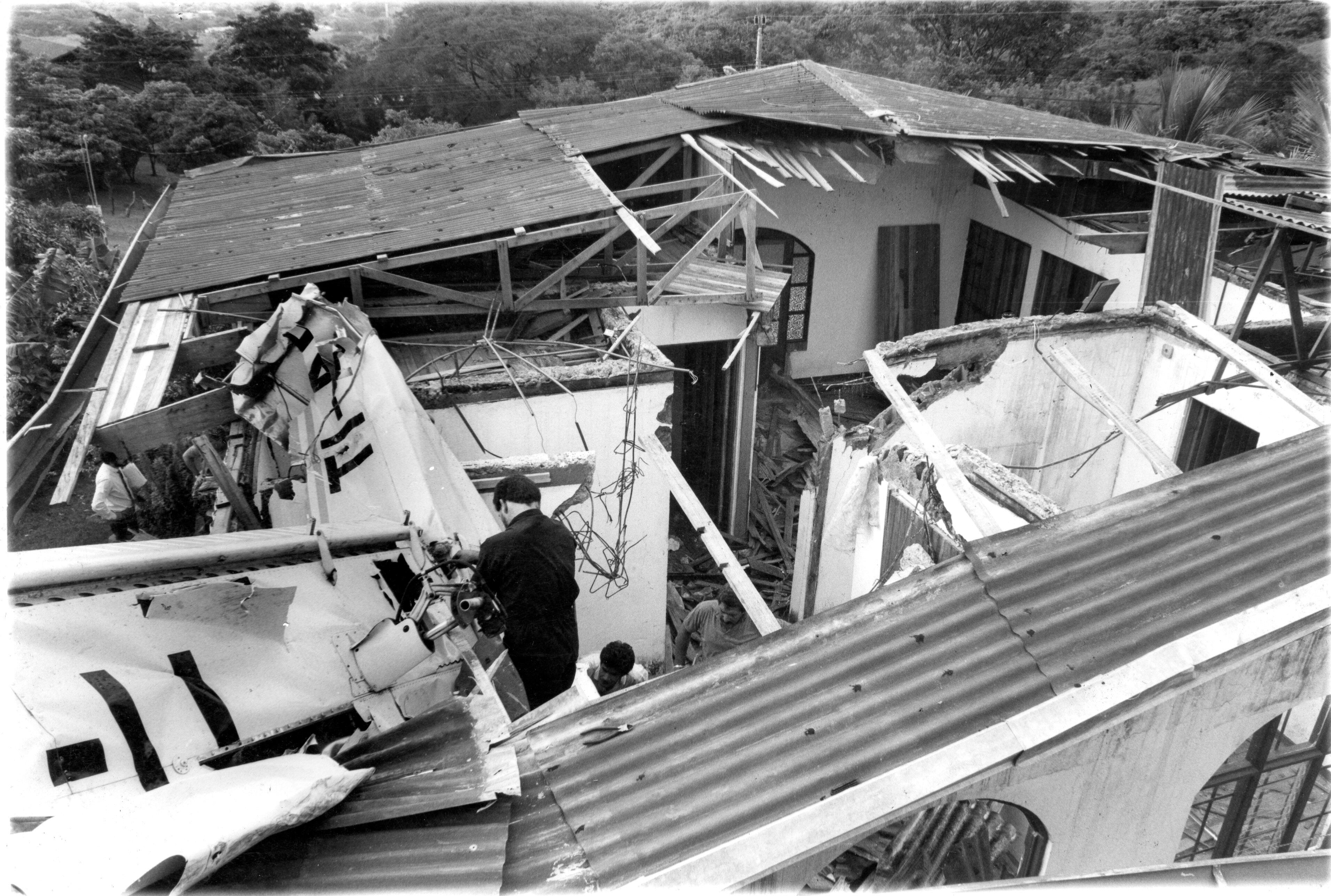 17 de agosto de 1990. Avioneta se estrella contra casa en Santa Ana. En el hecho muere Chusaku Nomura, embajador de japón en Costa Rica. Fotos Archivo.