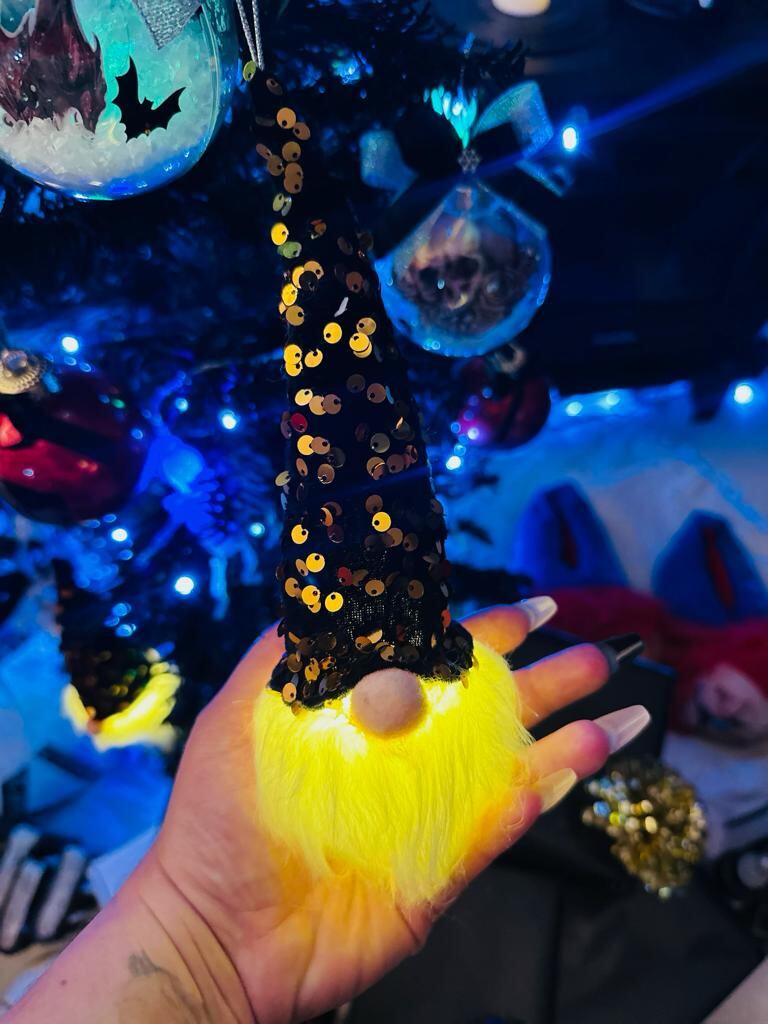 Andrea Arias le dio un toque diferente a su casa y cambió los colores tradicionales de la Navidad, para darle un toque oscuro.