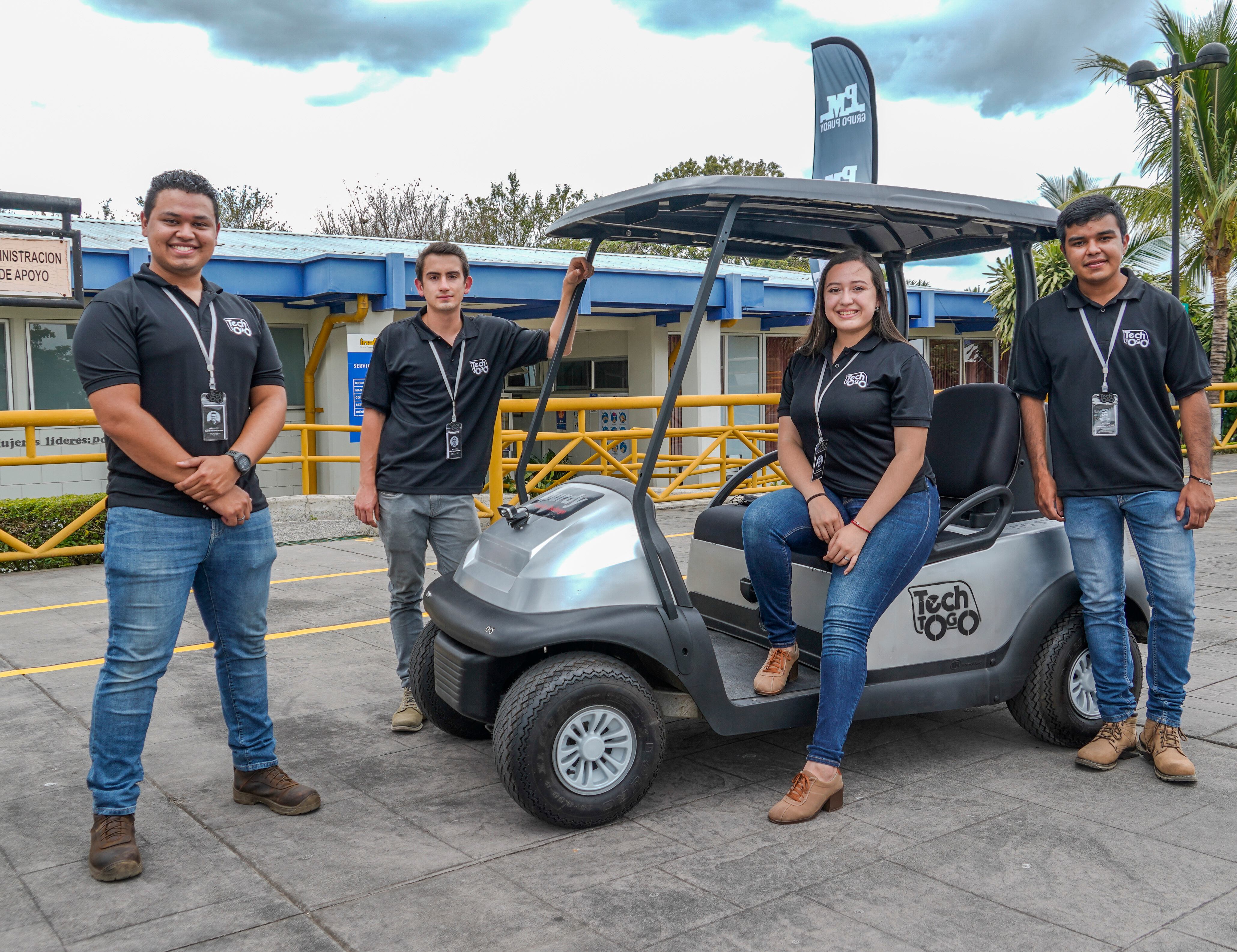 Purdy Mobility Challenge Premio Ana Ramos de innovación en movilidad, el primer concurso de este tipo. Luego de 7 meses y 14 equipos dos de ellos llegaron a la final para presentar su prototipo del primer vehículo autónomo de servicios de entrega del país. En la foto, el grupo ganador se llama A&E Innovation, además de Elena trabajaron Andrés Navarro, estudiante de ingeniería en diseño industrial, Sergio Solórzano (ingeniería en mantenimiento industrial) y Fabián Álvarez (ingeniería en mecatrónica).