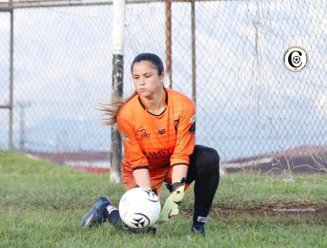 Julieth Arias, portera de Coronado, es profesora de educación física y mamá de Emiliano, un niño de 3 años. Cortesía.