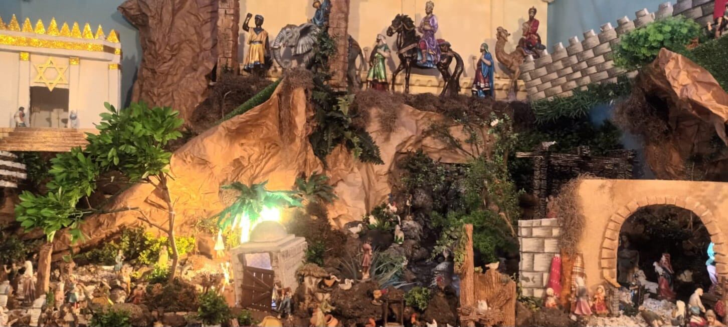 Familia herediana hizo un hermoso portal con 315 figuras