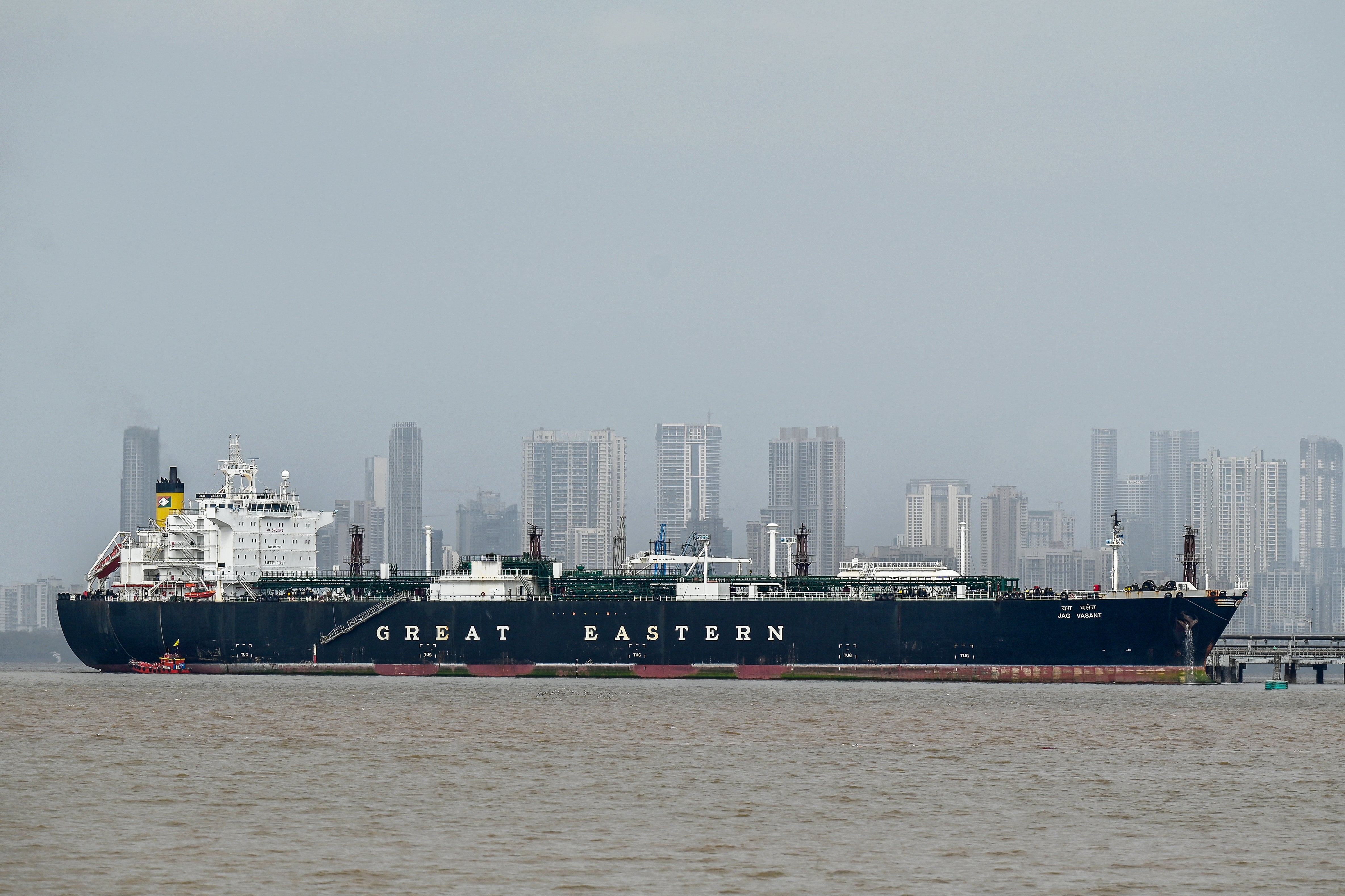 El Jag Vasant, un buque cisterna con bandera india que transportaba gas licuado de petróleo (GLP) y que transitó por el estrecho de Ormuz en medio de la guerra de Oriente Medio, permanece atracado en una terminal de descarga en la costa de Bombay el 1 de abril de 2026.