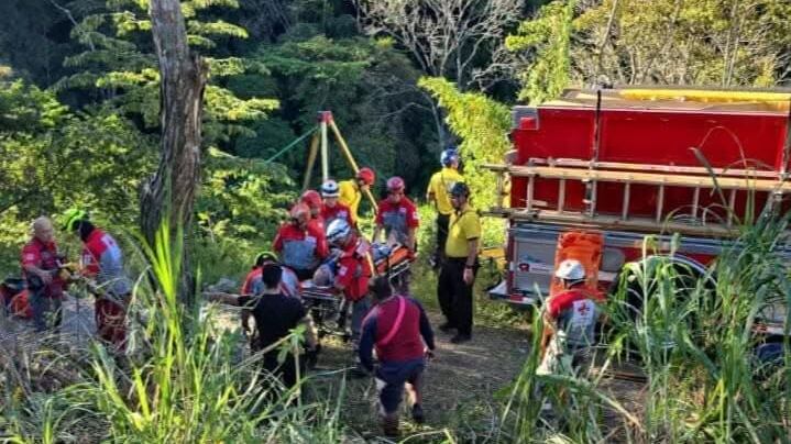 Conductor sobrevive a caída de 30 metros en guindo en Colón de Mora y es rescatado seis horas después, la emergencia ocurrió el 8 de febrero del 2025. Foto: Cortesía para La Teja