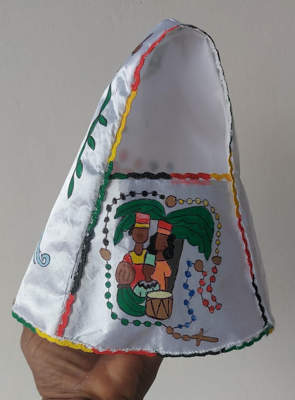 La exposición del santísimo inspiró a la pastoral de la parroquia de Limón a hacer vestiditos para la Negrita.