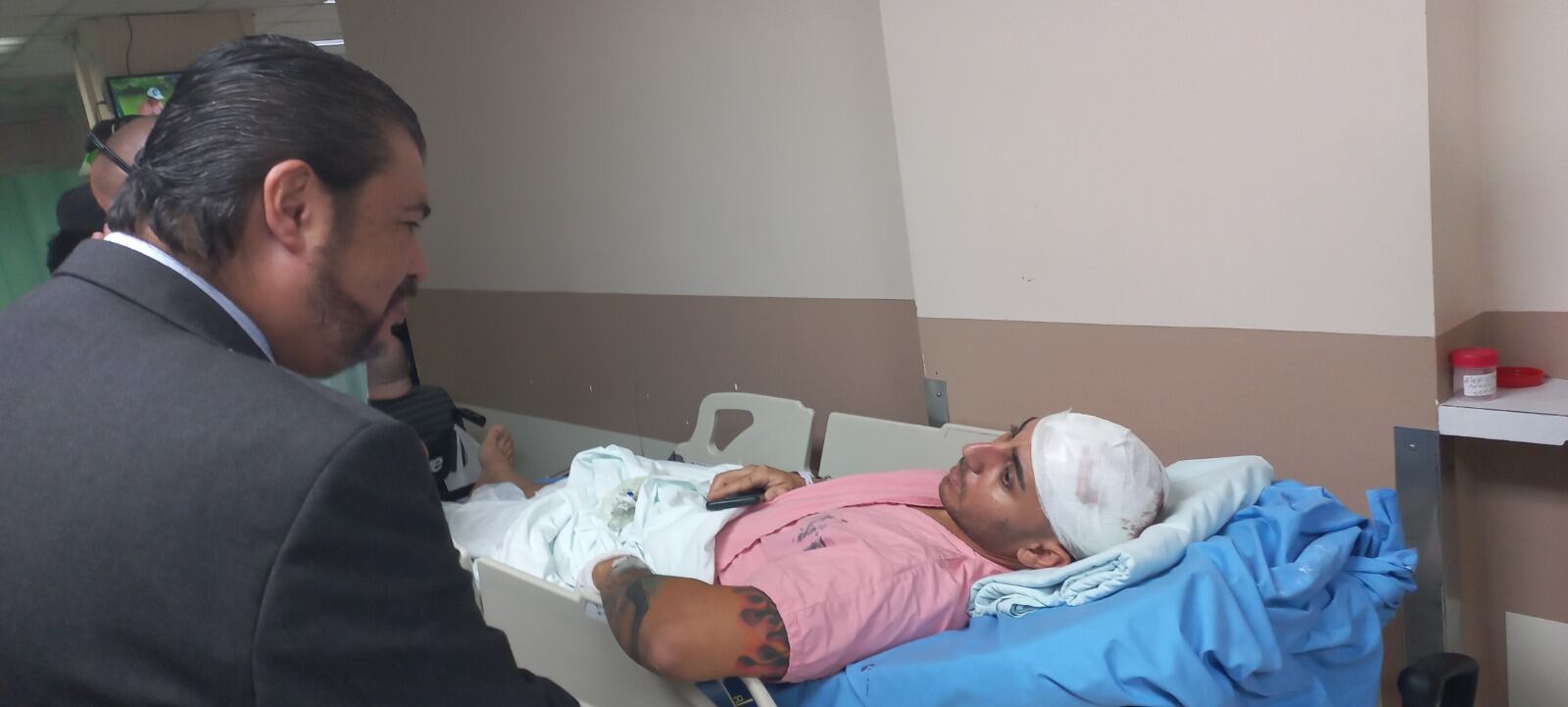 Ministro visitó a oficiales heridos tras balacera con supuesto homicida. Foto MSP.