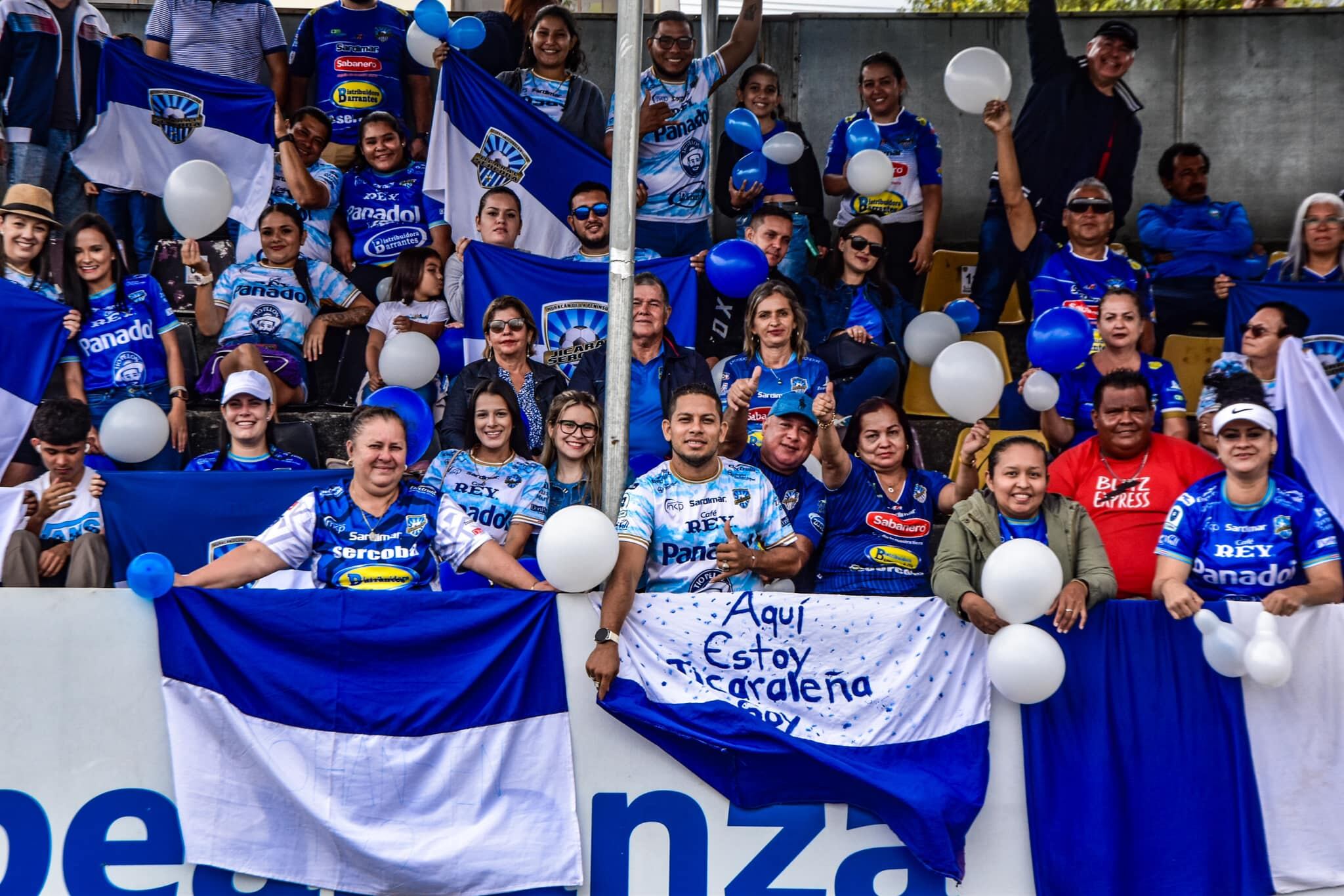 La afición de Jicaral puso el ambiente en el duelo contra Uruguay. Fotografía: Jicaral