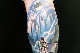 Lleva el mundo de Batman tatuado en sus dos piernas y colecciona más de 150 figuras
