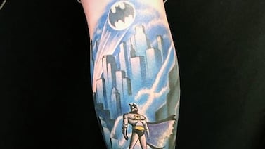 Lleva el mundo de Batman tatuado en sus dos piernas y colecciona más de 150 figuras