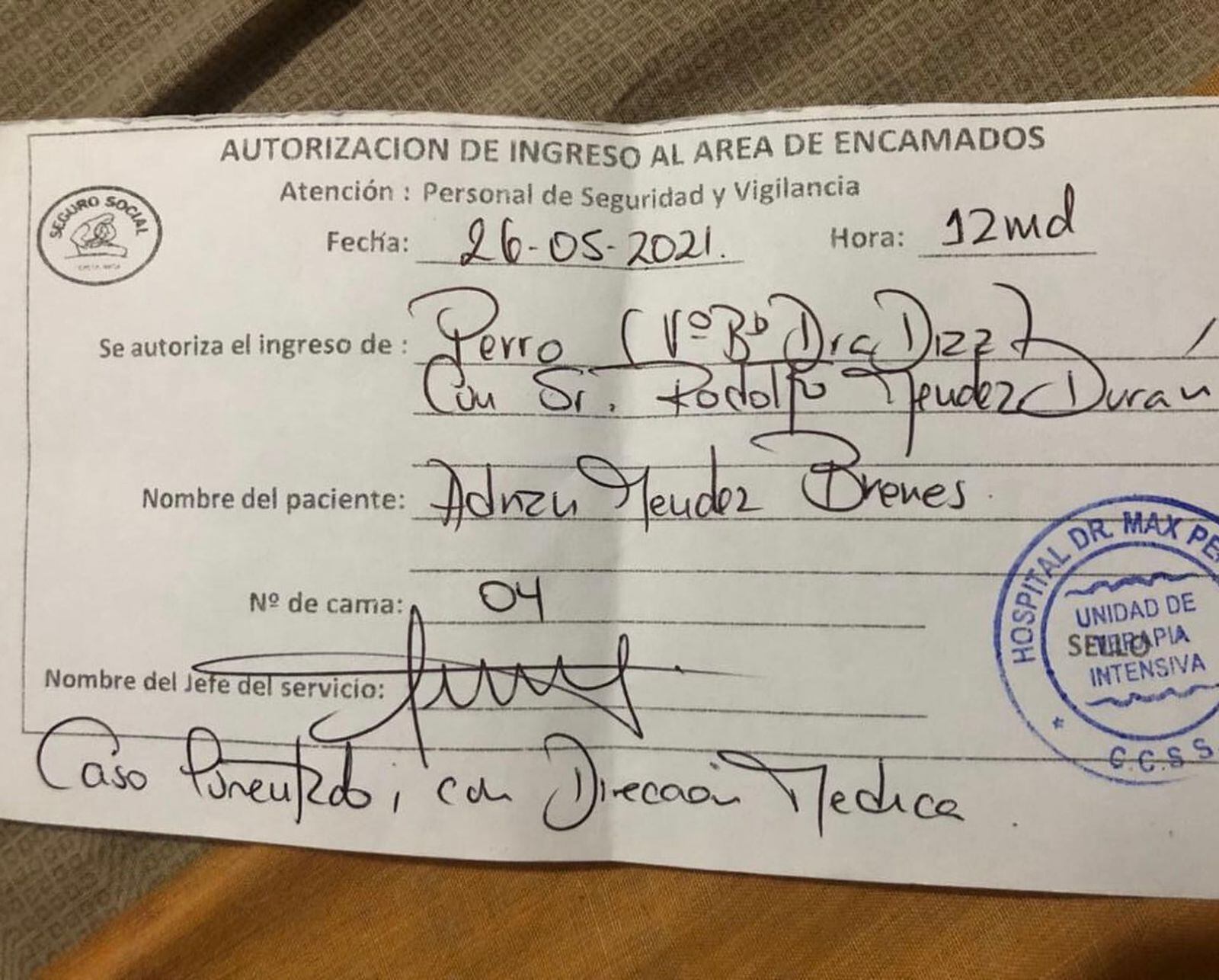 Adrián Méndez, periodista de Teletica radio, y su perro Drako, que partió al cielo de los perros este 21 de noviembre de 2024.