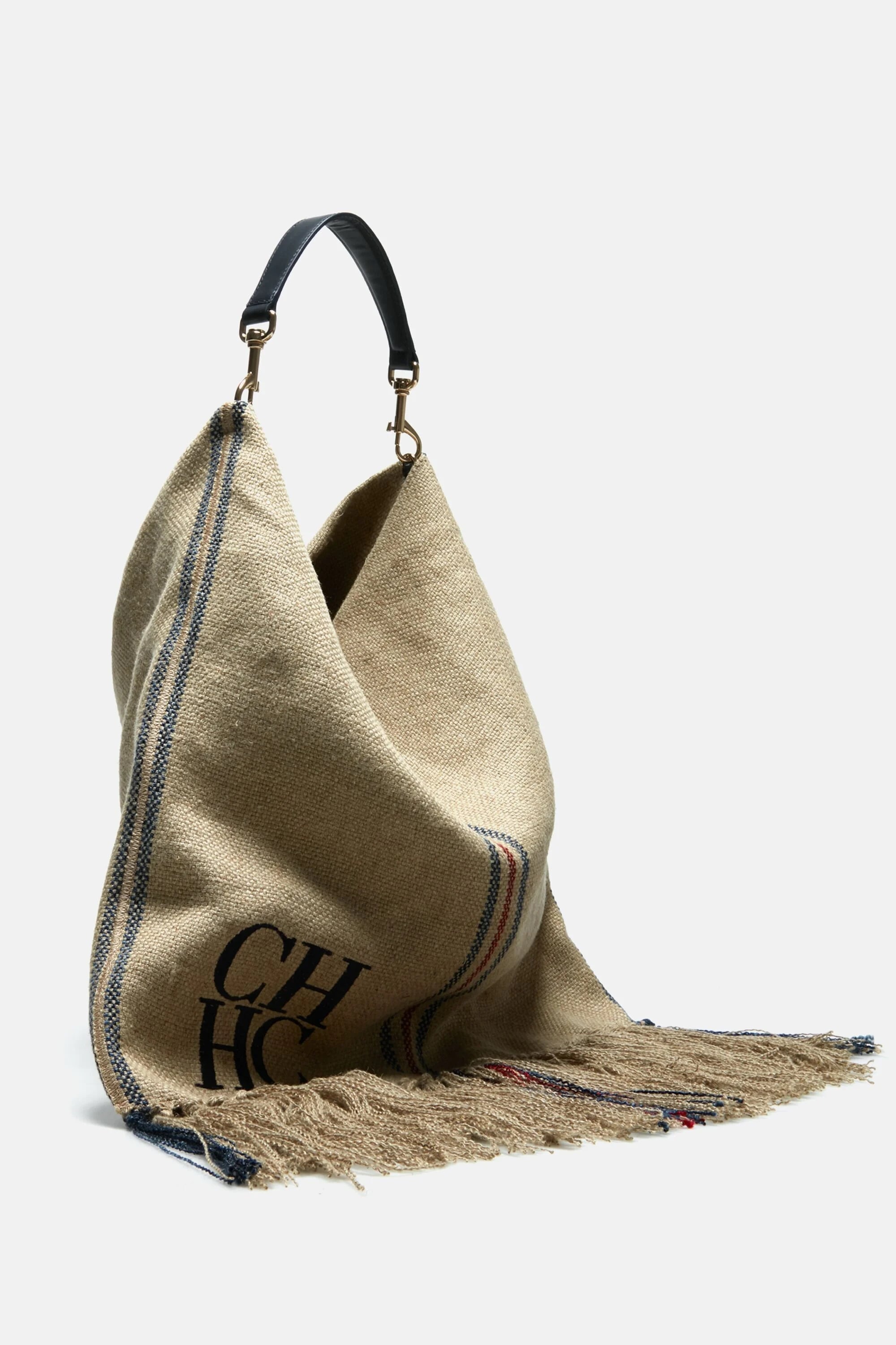 La gran modista venezolana de renombre mundial, Carolina Herrera, sacó un bolso de la tela que se usa en los sacos de café