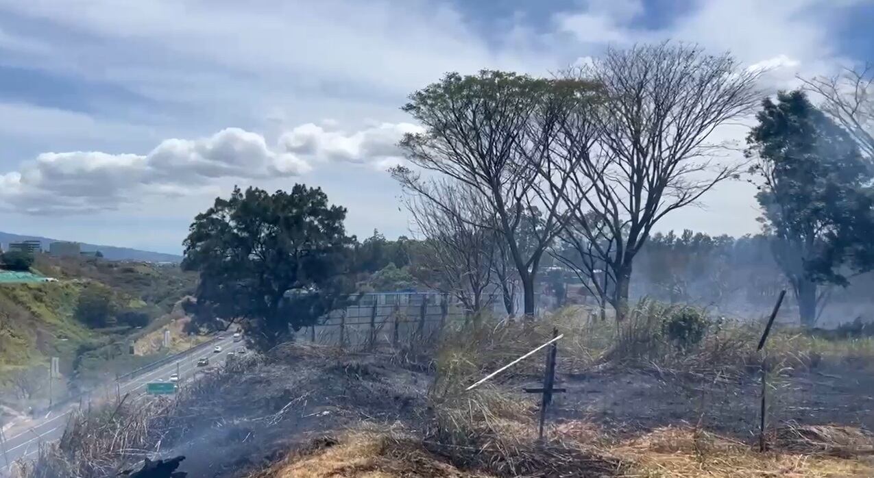 Quema de charral cerca del colegio Castella. Foto Bomberos.